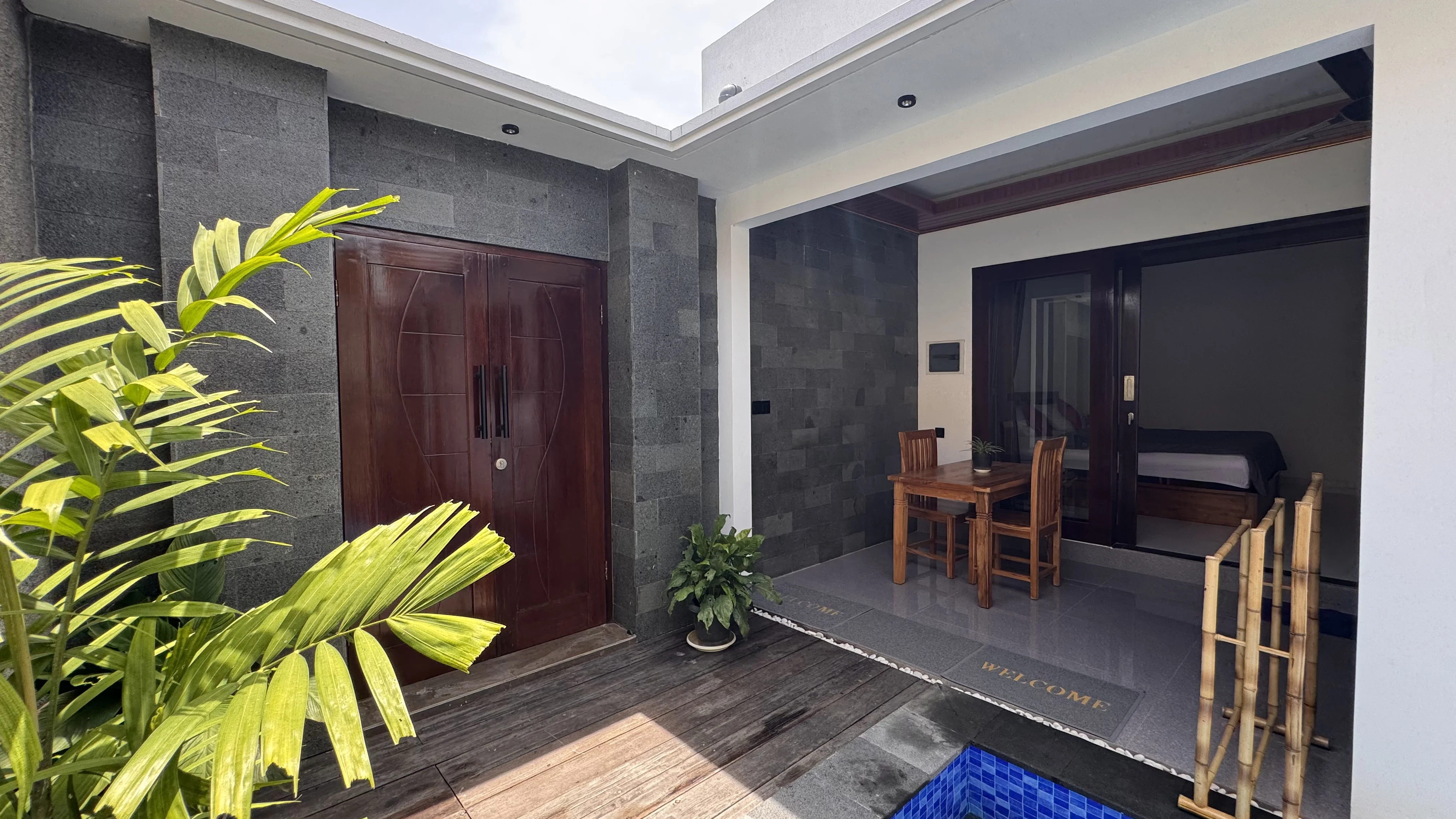 Ruang tamu modern dengan pemandangan sunset di Vila Canggu Bali