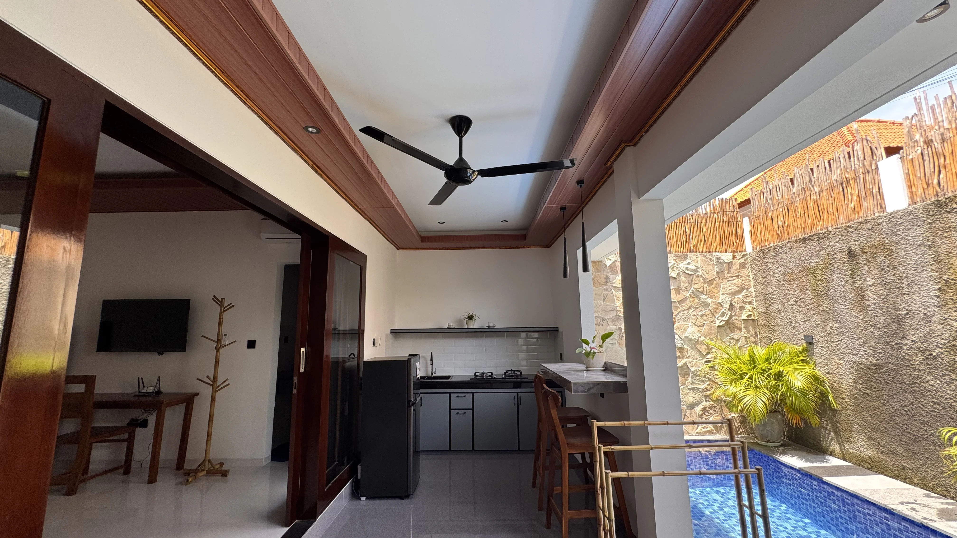Dapur lengkap dan modern di Vila Canggu Bali - Fasilitas villa di Bali