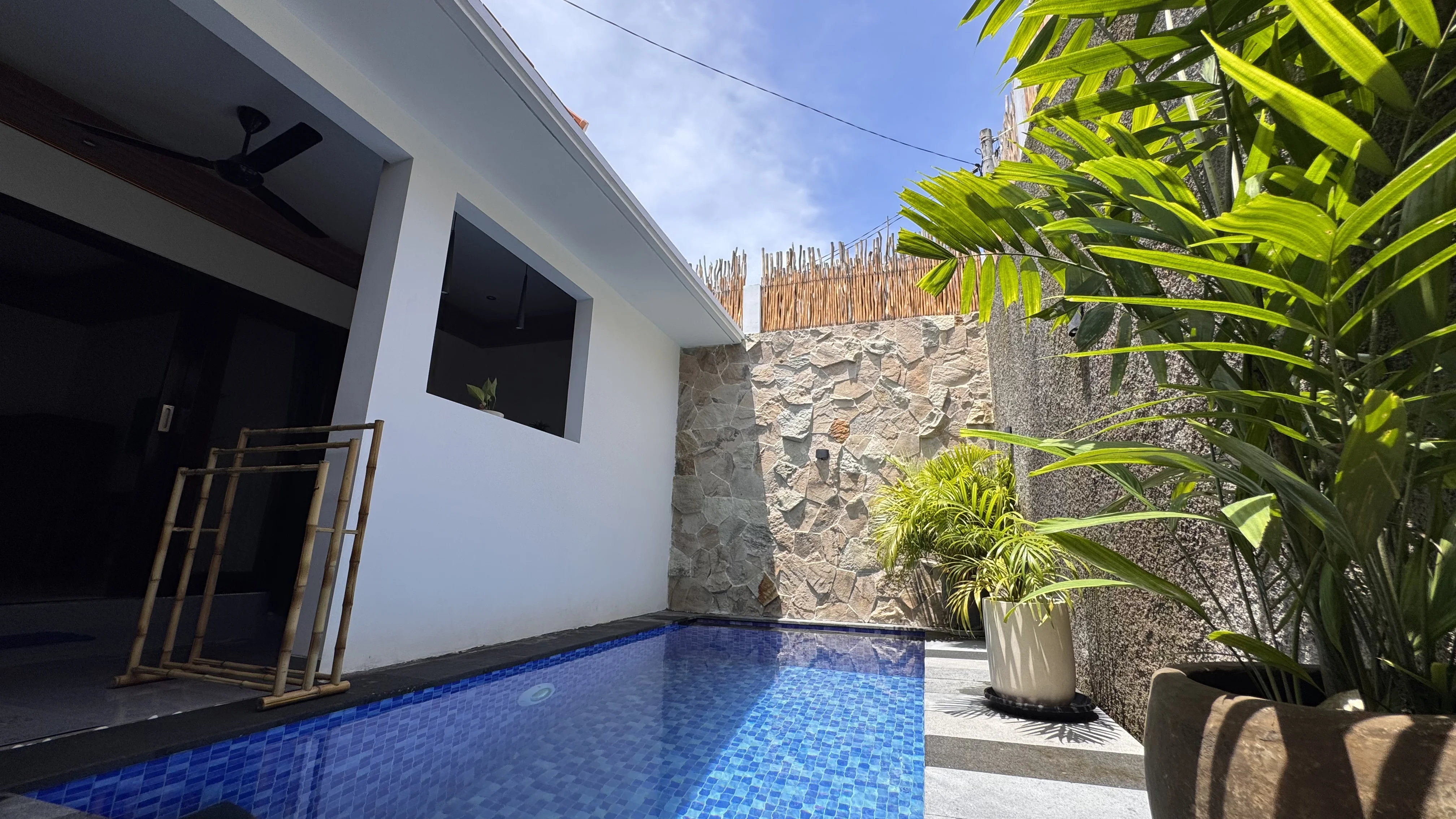 Infinity Pool Vila Canggu Bali dengan pemandangan tropis - Vila di Bali terbaik