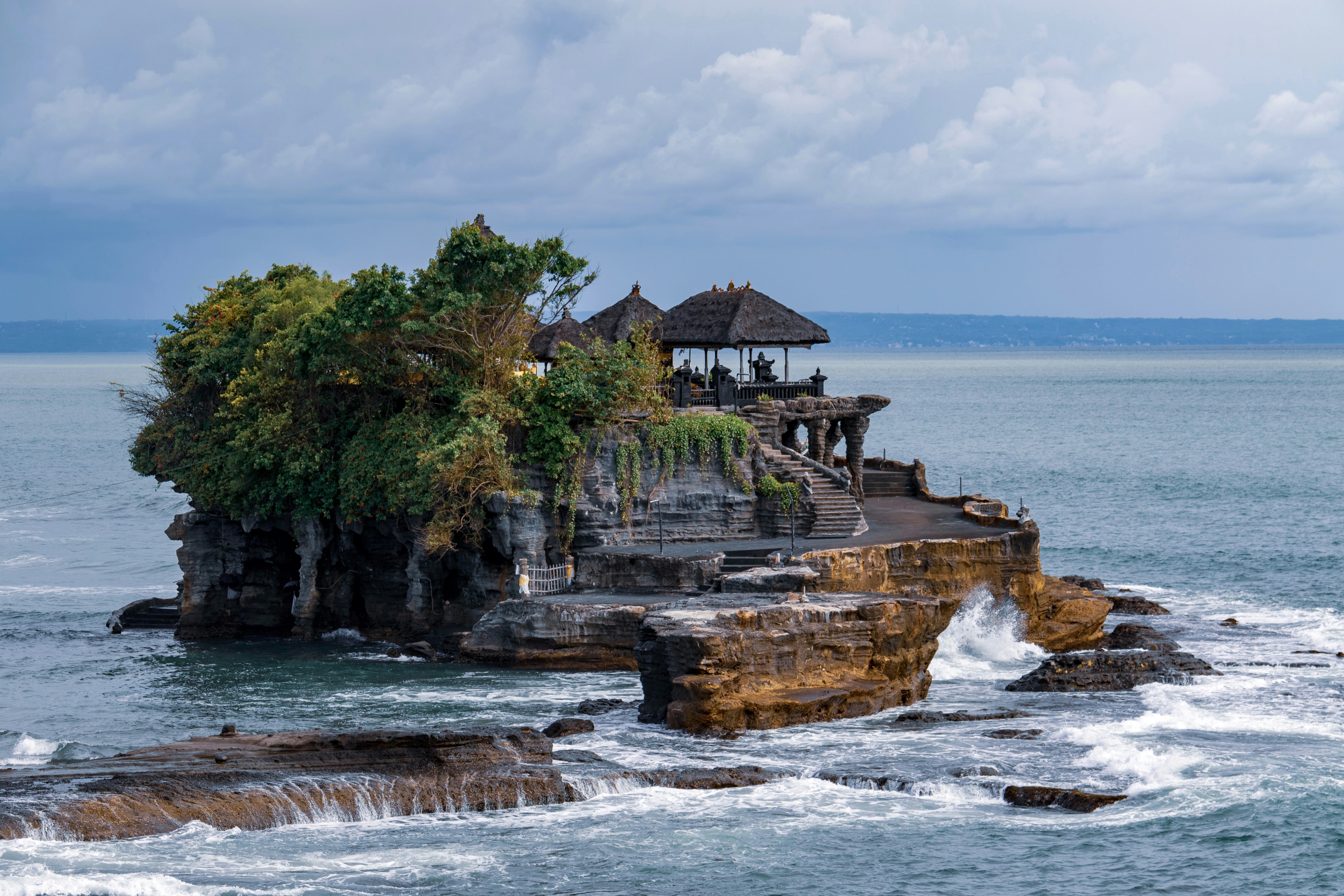 Tanah Lot - Pura laut ikonik Bali dekat Vila Canggu Bali